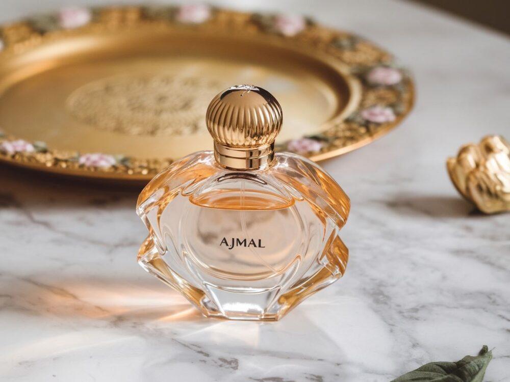 Butelka perfum na marmurze
