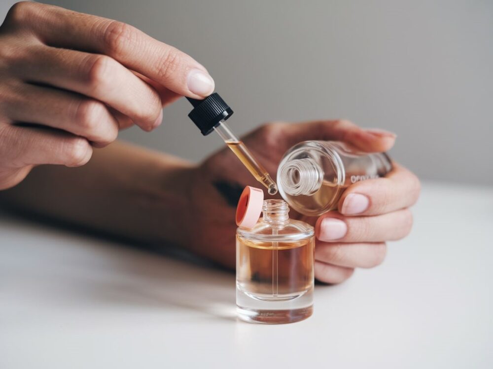 butelka perfum i atomizer