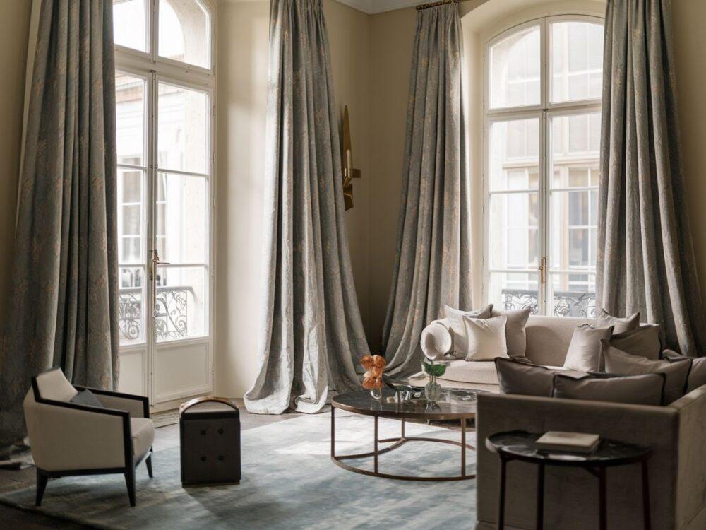 długie zasłony w salonie