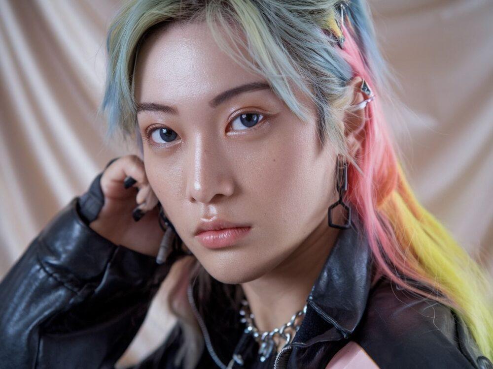 kobieta z szarymi oczami i różnymi fryzurami