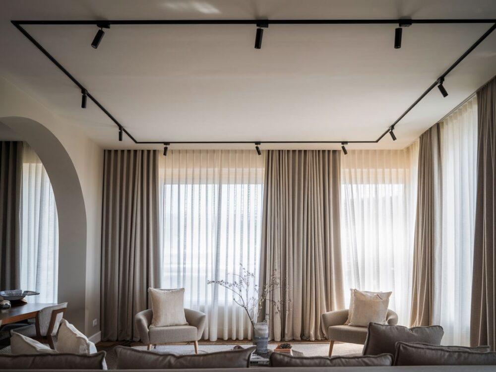 nowoczesny salon z zasłonami