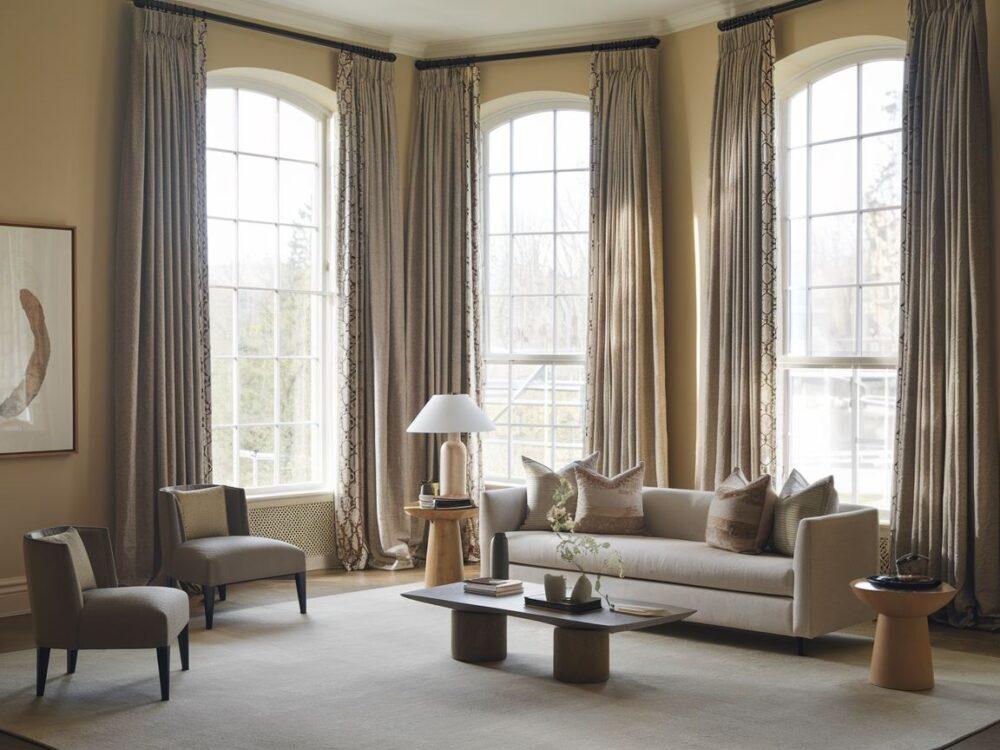 salon z jasnymi zasłonami