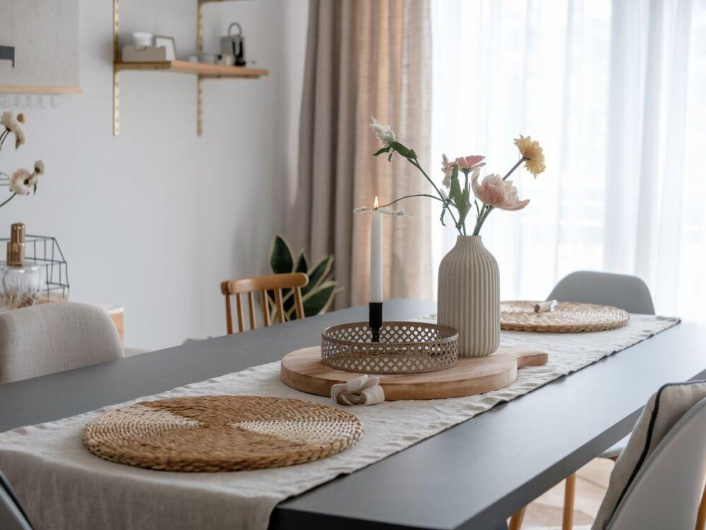 stół z bieżnikiem