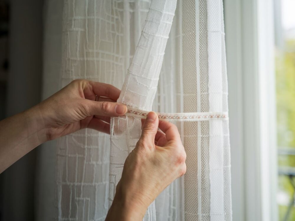 szycie taśmy do firany