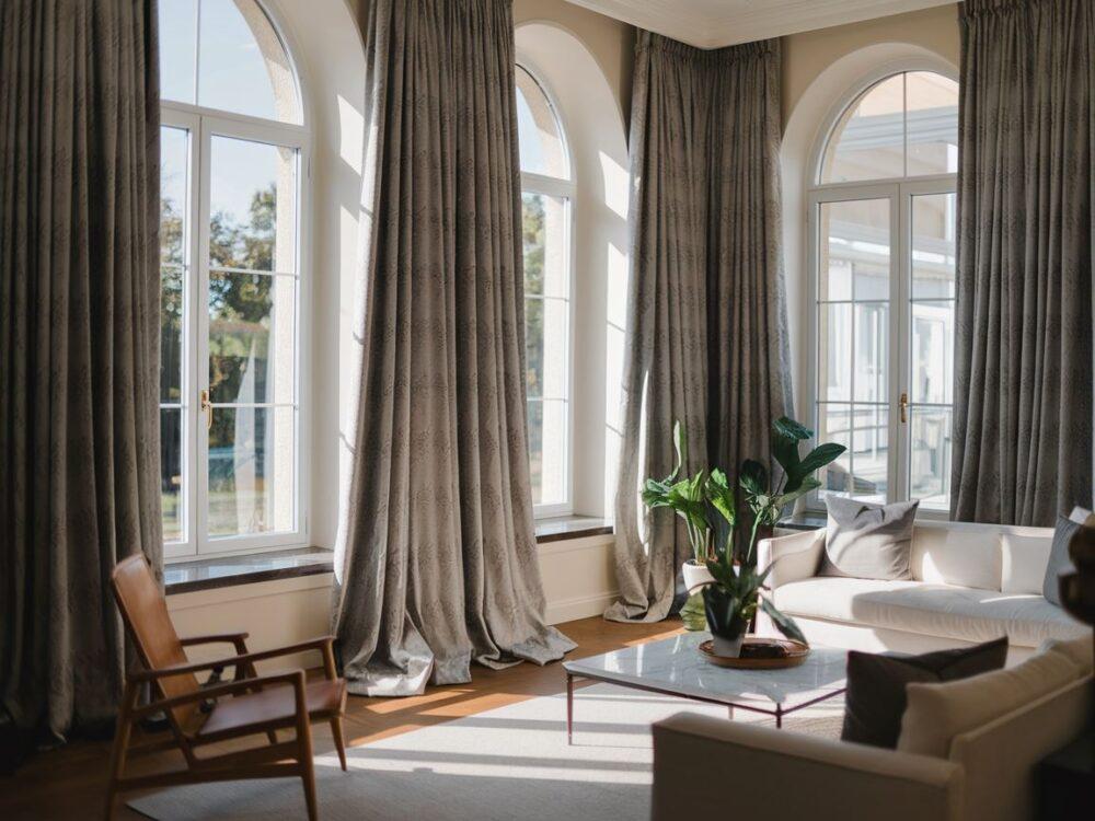 zasłony na podłodze