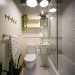 zorganizowane ręczniki w małej przestrzeni